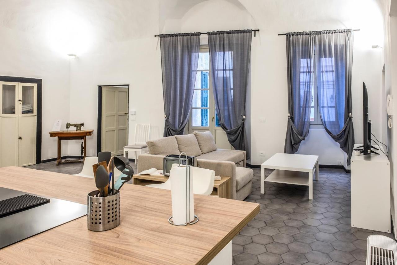 Archivolto Del Teatro Hotel Albenga Bagian luar foto