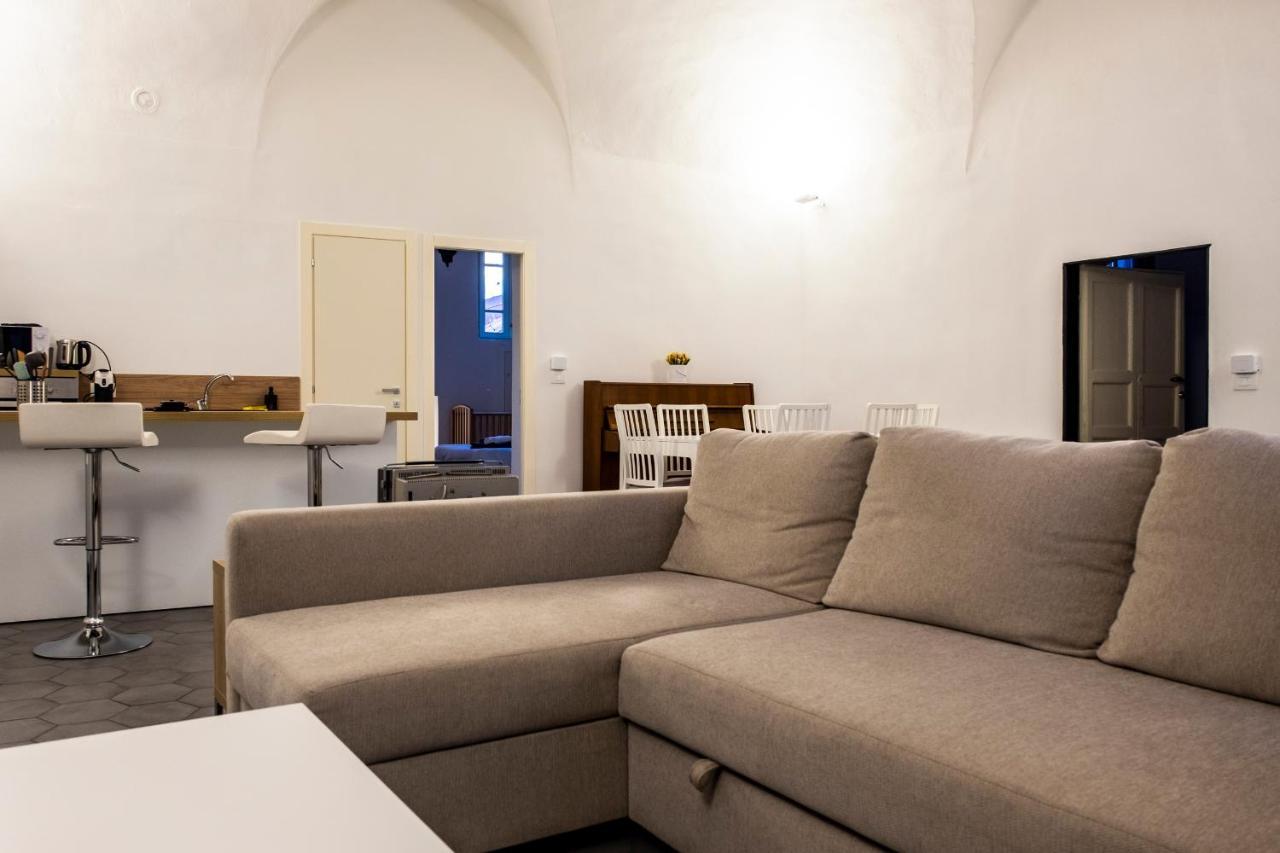 Archivolto Del Teatro Hotel Albenga Bagian luar foto
