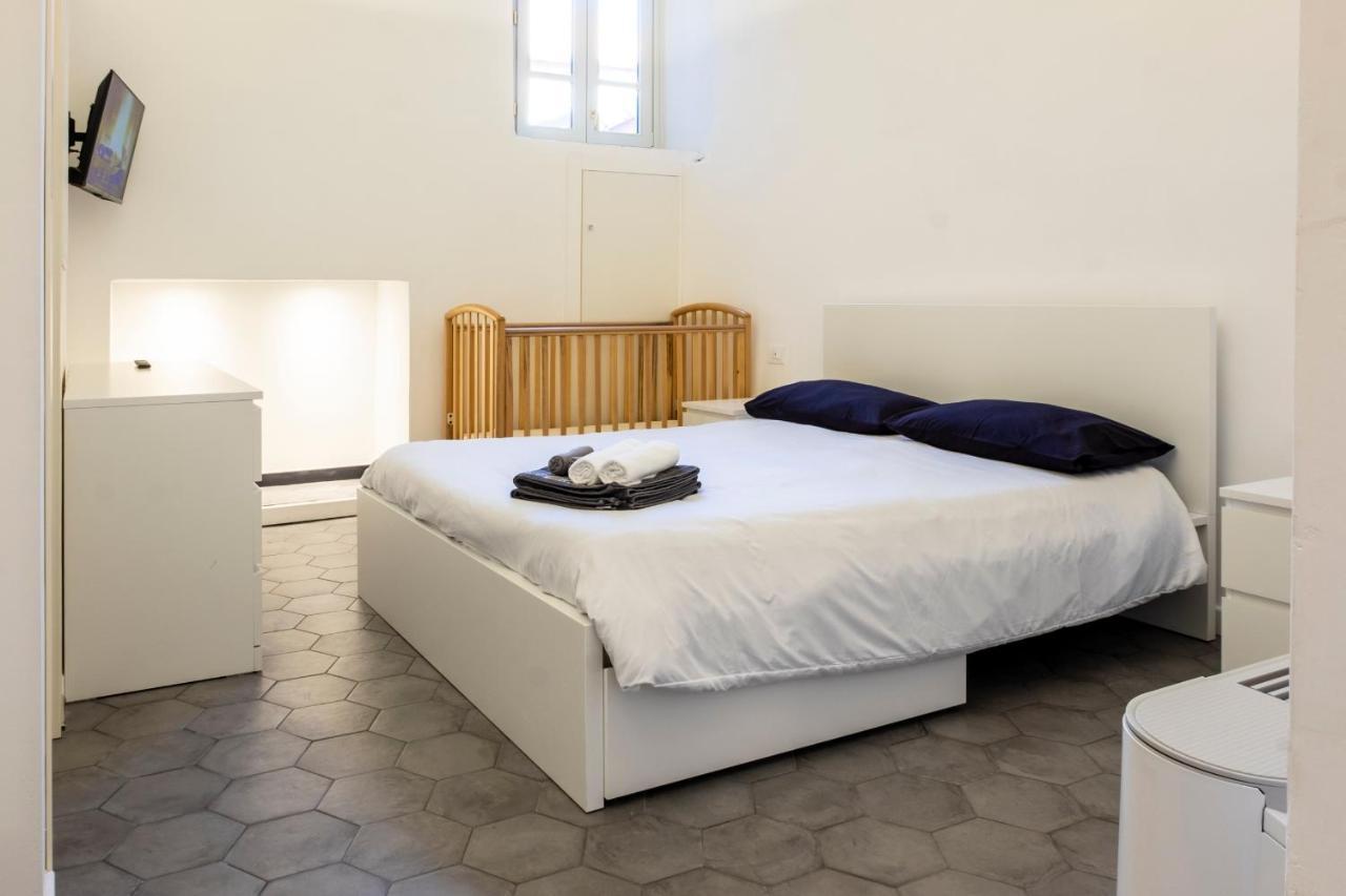 Archivolto Del Teatro Hotel Albenga Bagian luar foto