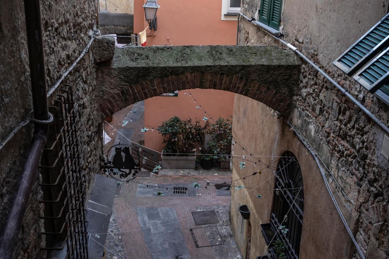 Archivolto Del Teatro Hotel Albenga Bagian luar foto