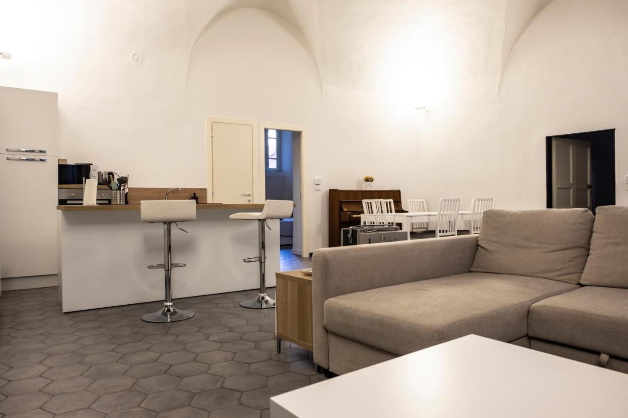 Archivolto Del Teatro Hotel Albenga Bagian luar foto